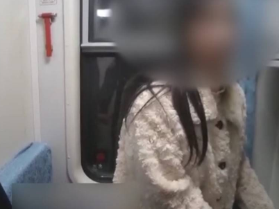 列车上男子公主抱，女子为何不生气？