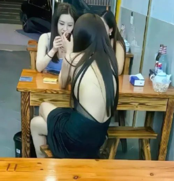 上海夜场：女员工装扮暴露出来食宵夜