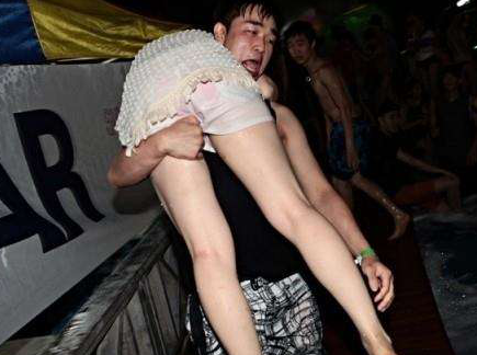上海夜店：醉酒的女子为何打不到的士？