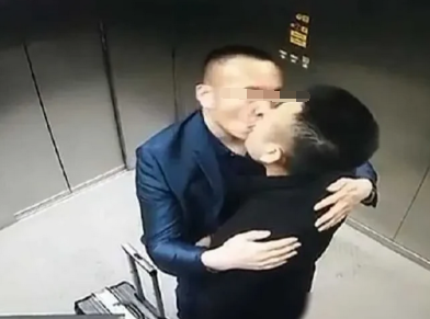 两男电梯内接吻，吓傻物业保安