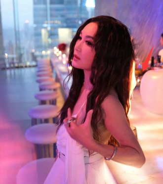 香港女星温碧霞派对头发着火，差点毁容